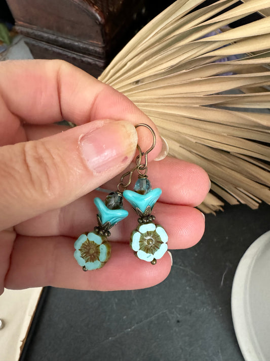 Turquoise flower Czech glass, copper metal, earrings