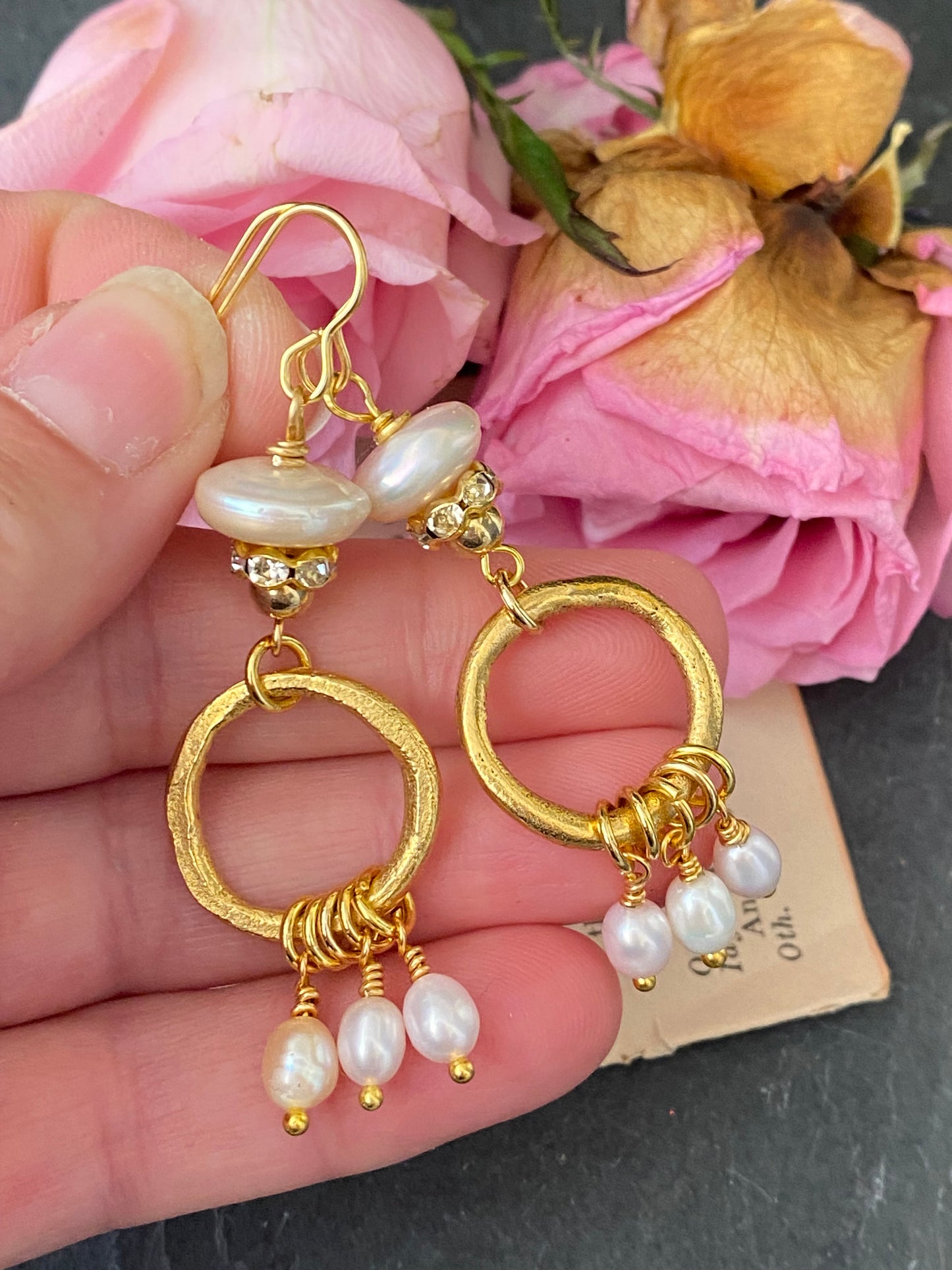 Pearls and gold metal, earrings.