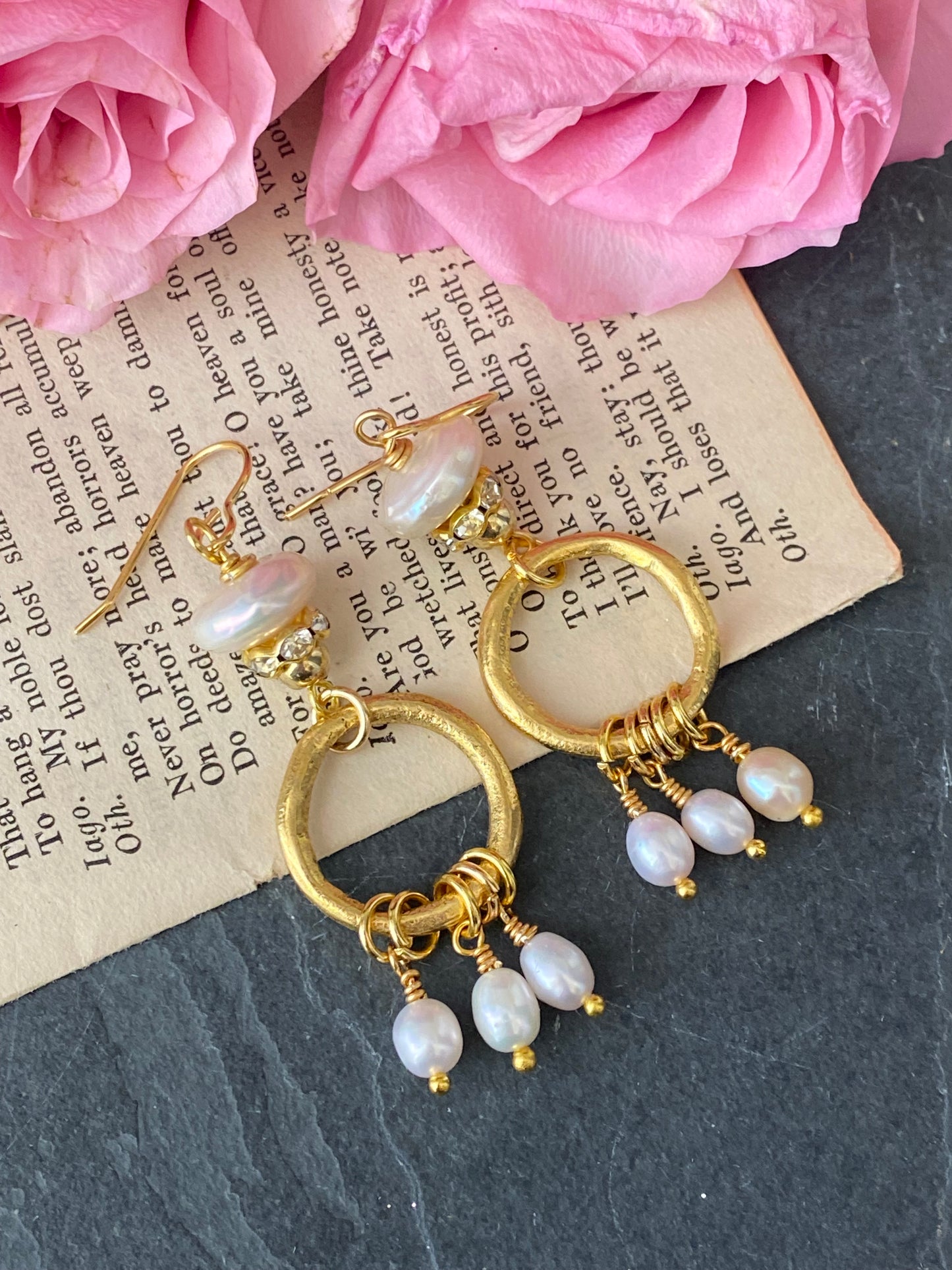 Pearls and gold metal, earrings.